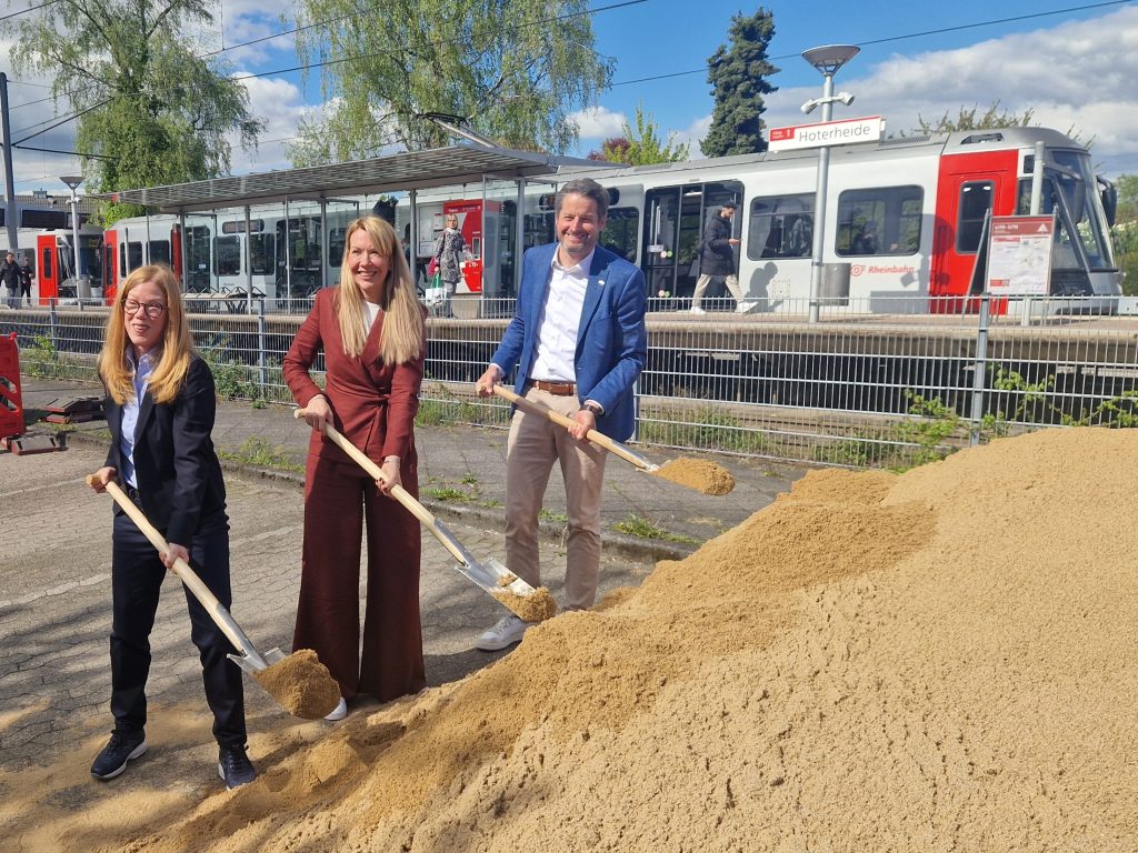 Der Meerbuscher Bürgermeister Christian Bommers, Rheinbahn-Vorständin Annette Grabbe und Stephanie Zweig, Bereichsleiterin Infrastruktur der Rheinbahn (von rechts), starten die Bauarbeiten für den Ersatz des Hochbahnsteigs Hoterheide mit einem symbolischen ersten Spatenstich.